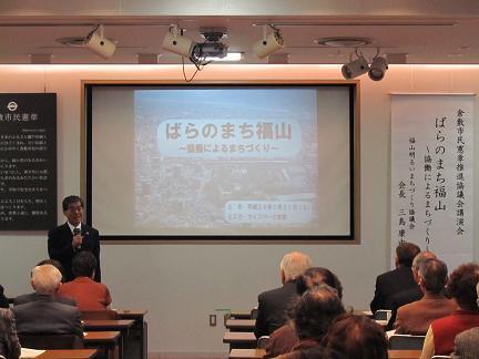 写真:三島会長講演写真